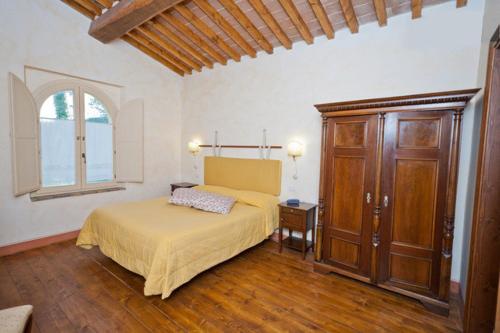 皮耶特拉伦加罗坎达德尔博尔戈酒店的一间卧室配有一张床、一个梳妆台和一扇窗户。