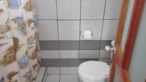 万卡约约克和卡普里宾馆的一间带卫生间和淋浴帘的浴室