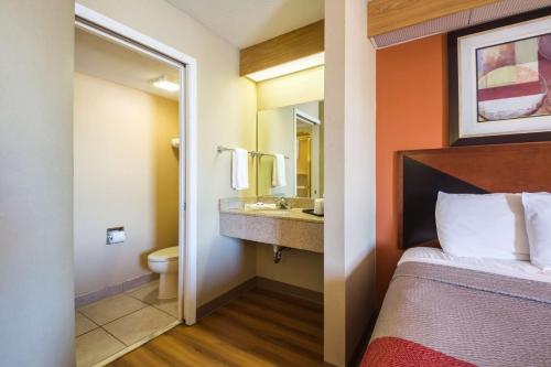印第安纳波利斯 - 机场6号汽车旅馆的一间浴室