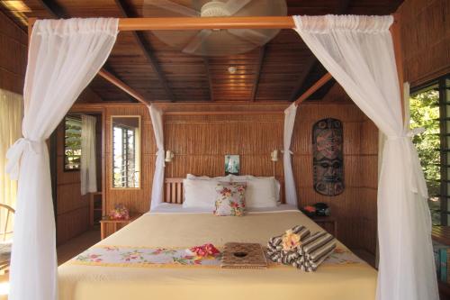 椰林海滨小屋度假村的一间客房