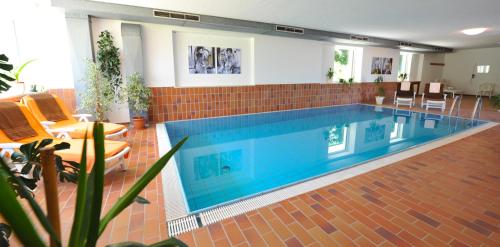 普拉托·阿罗·斯泰尔维奥Suvendes Apartments的大楼内的大型游泳池