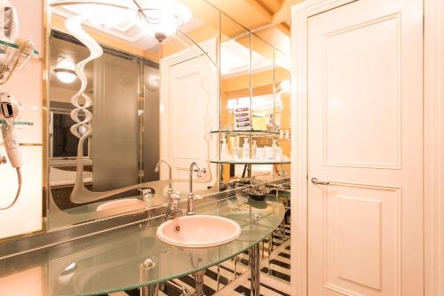 东京HOTEL PAL Otsuka -Adult Only-的一间带水槽和镜子的浴室