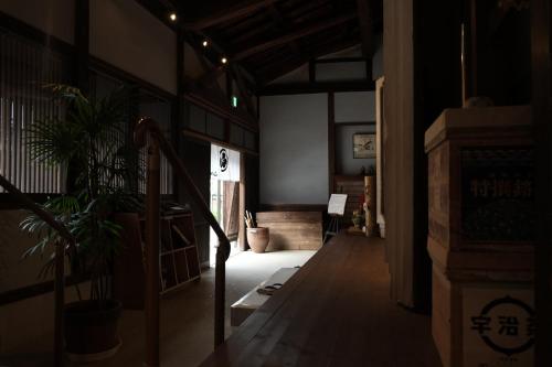 富山越中八尾基地小吃旅馆的一间设有植物走廊和楼梯的房间