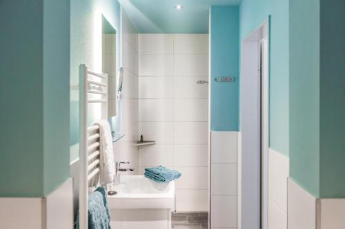 腓特烈Hotel Klein Amsterdam的浴室设有白色水槽和镜子