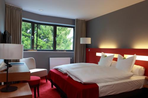阿尔泽特河畔埃施七号酒店的一间卧室设有一张大床和一个窗户。