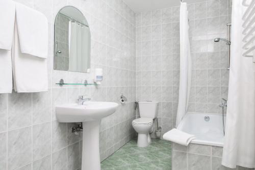 阿克德米亚酒店的一间浴室