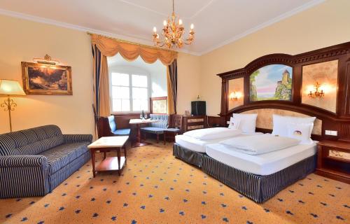 瓦瑟堡瓦瑟堡城堡酒​​店的酒店客房,设有两张床和一张沙发