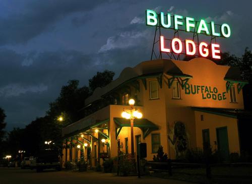 科罗拉多斯普林斯Buffalo Lodge Bicycle Resort - Amazing access to local trails & the Garden的上面有 ⁇ 虹灯标志的建筑