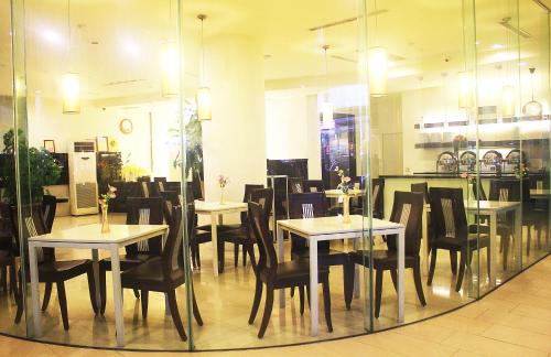 嘉义市鼎川大饭店的餐厅内带桌椅的用餐室