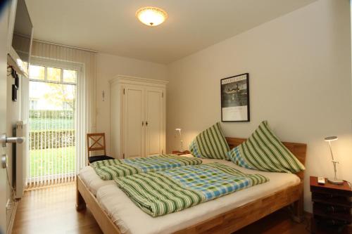 赛巴特班森Ferienoase的一间卧室设有两张床和大窗户