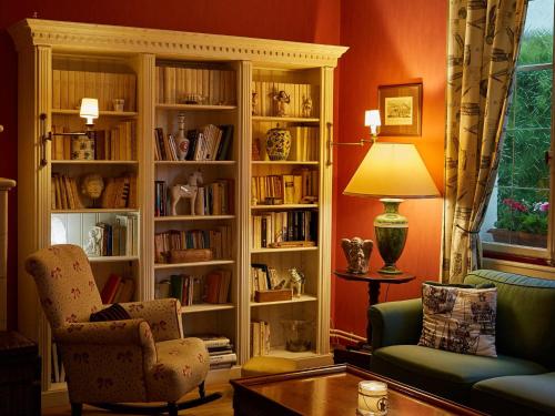 塞莱斯塔普雷斯·道丁酒店的客厅设有书架,书架上摆放着书籍