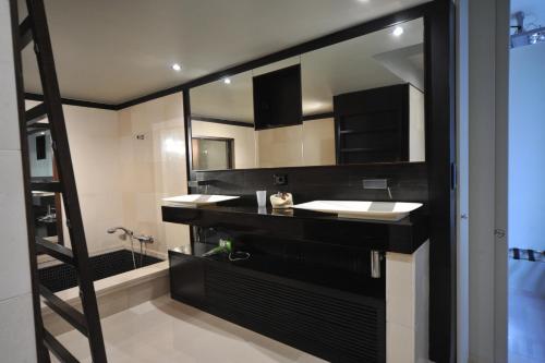 巴里Gatto Bianco House的浴室设有2个水槽和镜子