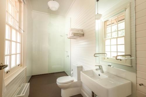Yarrangobilly亚仁勾比利岩洞之家度假村的白色的浴室设有卫生间和水槽。