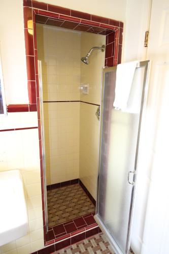 圣贝纳迪诺维格瓦姆汽车旅馆的浴室里设有玻璃门淋浴