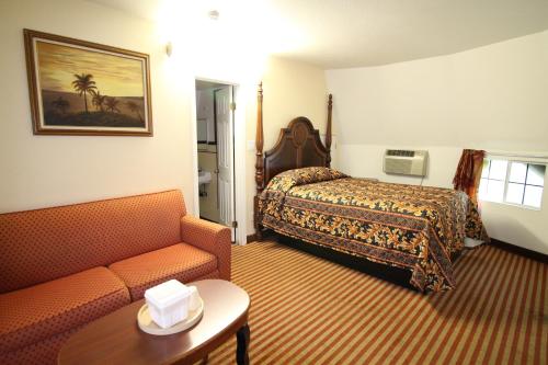 圣贝纳迪诺维格瓦姆汽车旅馆的酒店客房,配有床和沙发