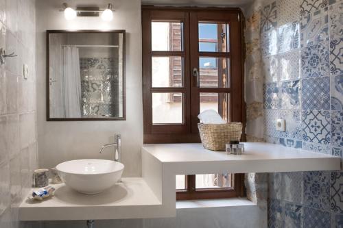 干尼亚C&M Residence Chania Old Town的一间带水槽和镜子的浴室以及窗户。