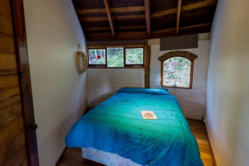Jackeys Marsh圆屋度假屋的一间小卧室,内设一张蓝色的床