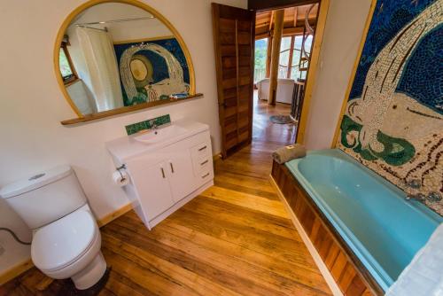 Jackeys Marsh圆屋度假屋的带浴缸、卫生间和盥洗盆的浴室