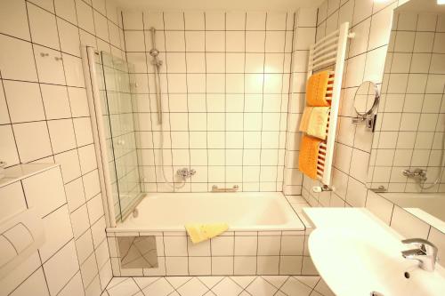 克恩顿施塔德酒店的一间浴室