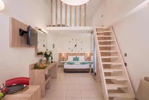 干尼亚海洋与城市公寓的一间卧室配有一张床,房间设有楼梯