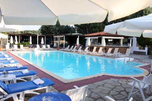 Krepeni银河酒店的一个带椅子和遮阳伞的大型游泳池