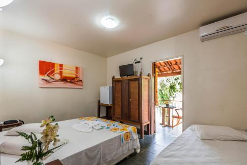 塞古罗港Vale Verde Praia Hotel的客房设有一张床铺、一张桌子和一个阳台