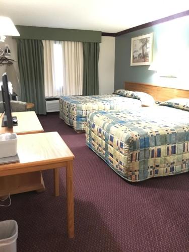 Becker贝克尔酒店及套房的酒店客房配有两张床和一张书桌