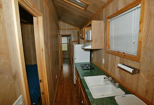 Douglas CenterArrowhead Camping Resort Deluxe Cabin 14的一个带水槽和柜台的小厨房