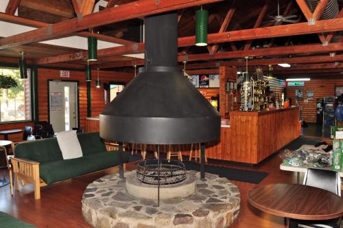 Douglas CenterArrowhead Camping Resort Deluxe Cabin 14的带沙发和桌子的壁炉