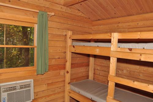 斯特金贝特朗奎尔11号假日公园的小木屋设有两张双层床和一扇窗户