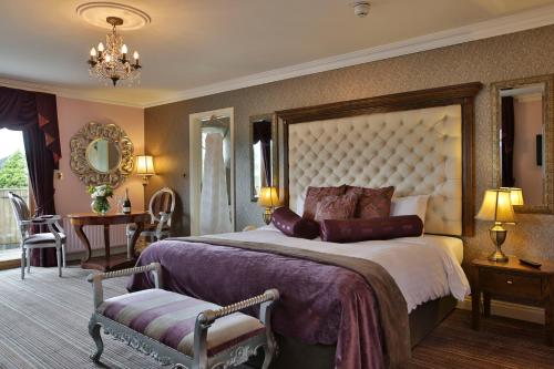 斯奇博瑞恩西科克酒店的一间卧室配有一张大床和一把椅子