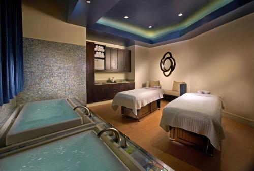 奥兰多奥兰多邦内溪温德姆格兰德度假酒店的一间带两张床和浴缸的浴室