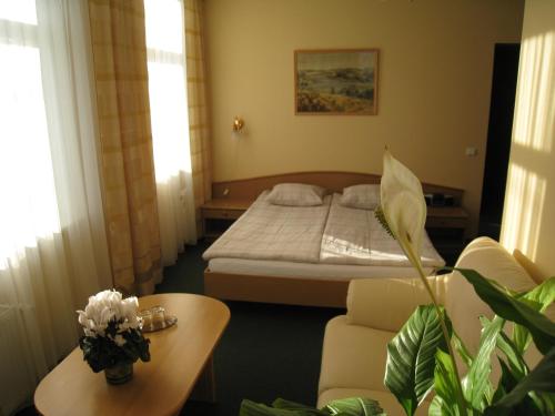 斯伽尔达利沃尼亚旅馆的酒店客房,配有床和沙发