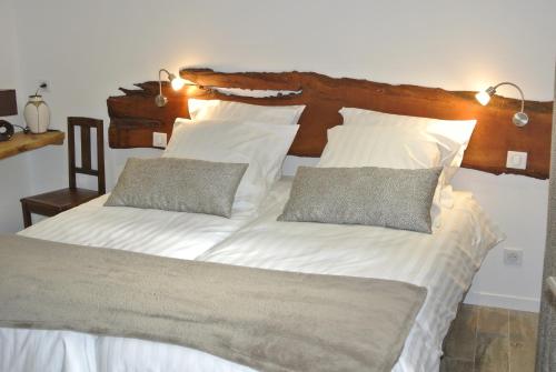 VoegtlinshoffenGite La Fixoune的一张带两个枕头的大白色床