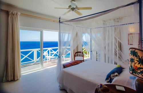 英吉利港Dolcevita Cliff Private Resort by KlabHouse - Adults Only的一间卧室配有一张床,享有海景