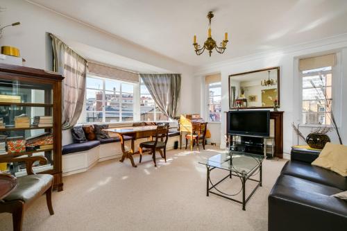 伦敦骑士桥行政公寓的客厅配有沙发和桌子