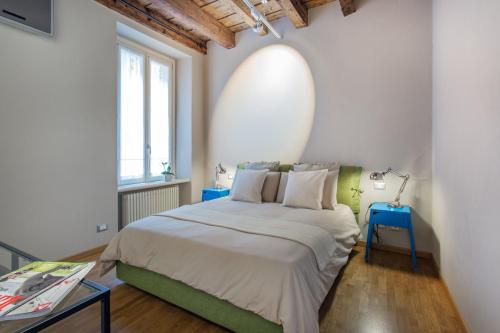 贝加莫科尔特维奇亚2.0公寓的一间卧室设有一张大床和一个窗户。
