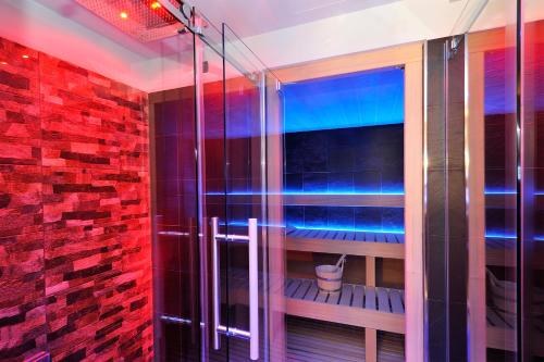 米兰生态城市酒店的带淋浴的浴室和玻璃门