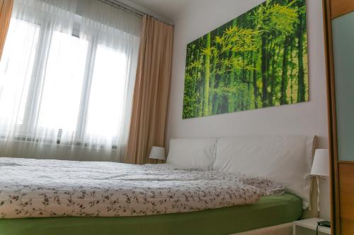 卢布尔雅那Tomas's apartment的卧室配有一张床,墙上挂有绘画作品