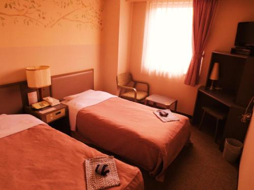 函馆赫特旅馆酒店的酒店客房设有两张床和窗户。