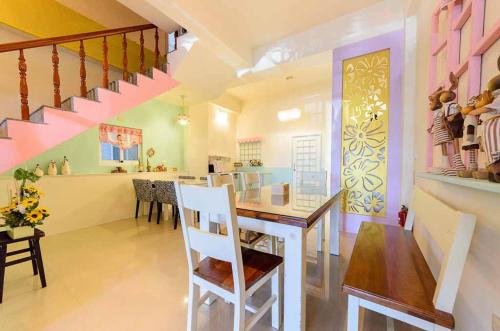 台东台东玛吉外宿的厨房以及带桌子和楼梯的用餐室。