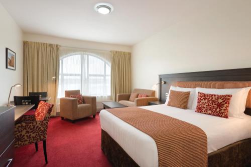 伦敦德里达芬奇酒店 的酒店客房设有一张大床和一张书桌。