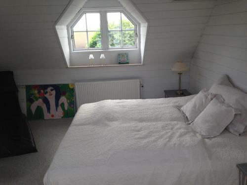 霍森斯Country B&B Horsens的卧室配有白色的床和窗户