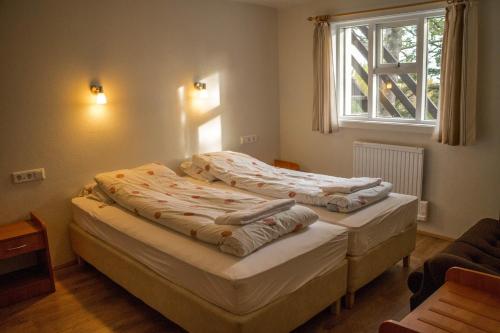 GerdiOld Cottage - Reynivellir II的带窗户的客房内的两张床