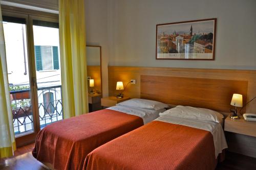 米兰多佛尔酒店的酒店客房设有两张床和一个阳台。
