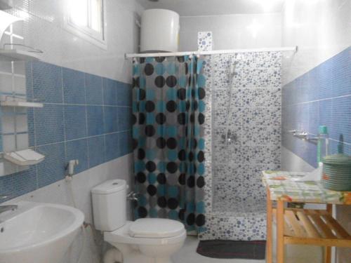 达喀尔卡兰奎斯公寓式酒店的浴室配有卫生间、淋浴和盥洗盆。