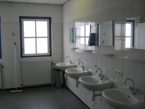 泽芬贝亨泽芬贝亨旅馆的浴室设有3个水槽和2面镜子