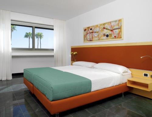 波多黎各埃尔格列柯酒店的一间卧室,卧室内配有一张大床