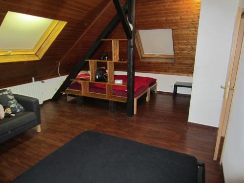 哈根Monteur Apartment Charlotte的客厅配有沙发和阁楼内的一张床