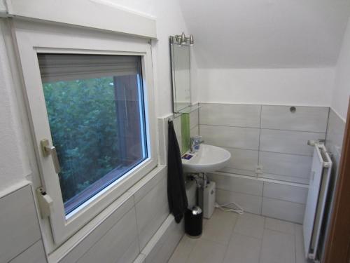 哈根Monteur Apartment Charlotte的一间带水槽和窗户的浴室